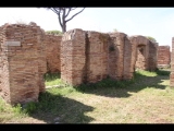 07264 ostia - regio i - insula xii - caseggiato a tabernae (i,xii,10) - ostseite - 5. laden von norden - bli ri suedwesten - 06-2024.jpg